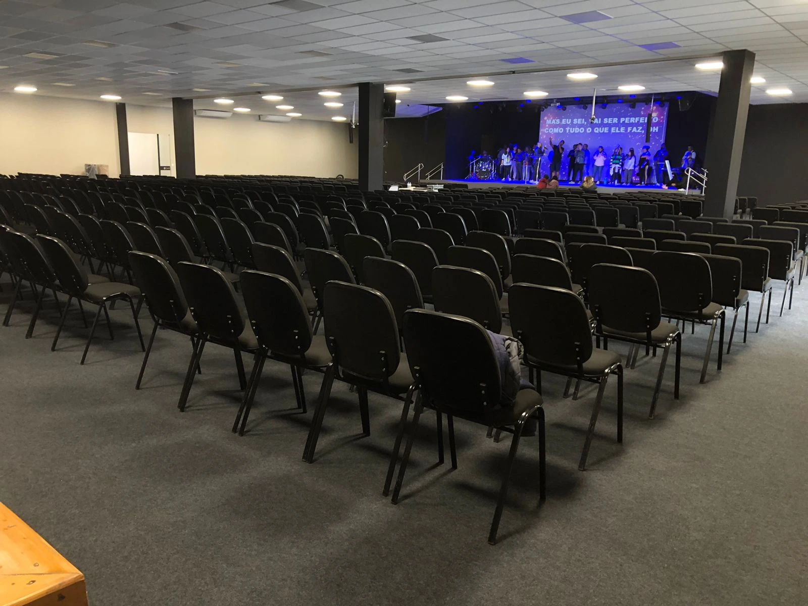 Igreja com produtos Di Costa
